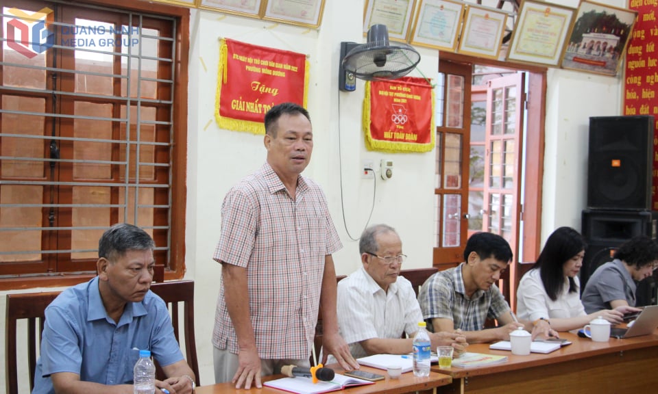 Đảng viên chi bộ khu phố 6, phường Mông Dương, phát biểu tại buổi sinh hoạt chi bộ.