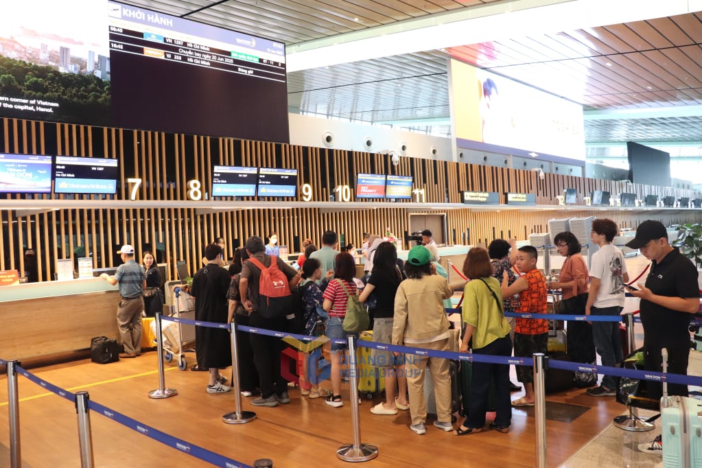 Du khách làm thủ tục trước khi lên máy bay. 