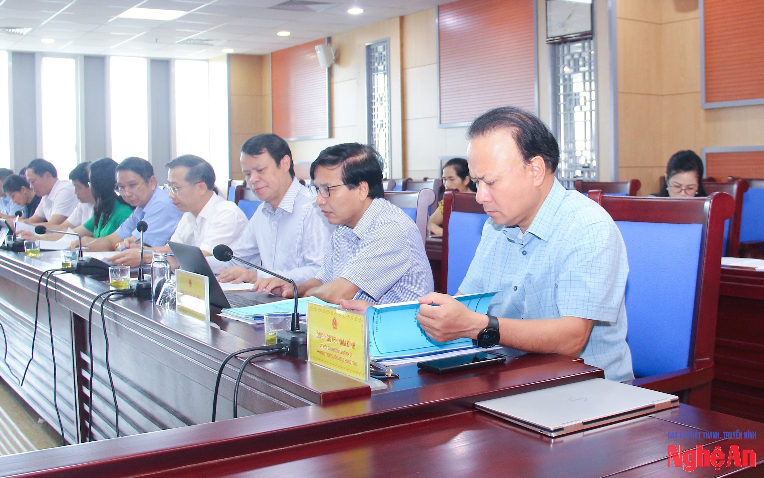 Các đồng chí Thường trực HĐND tỉnh tham dự cuộc họp thẩm tra