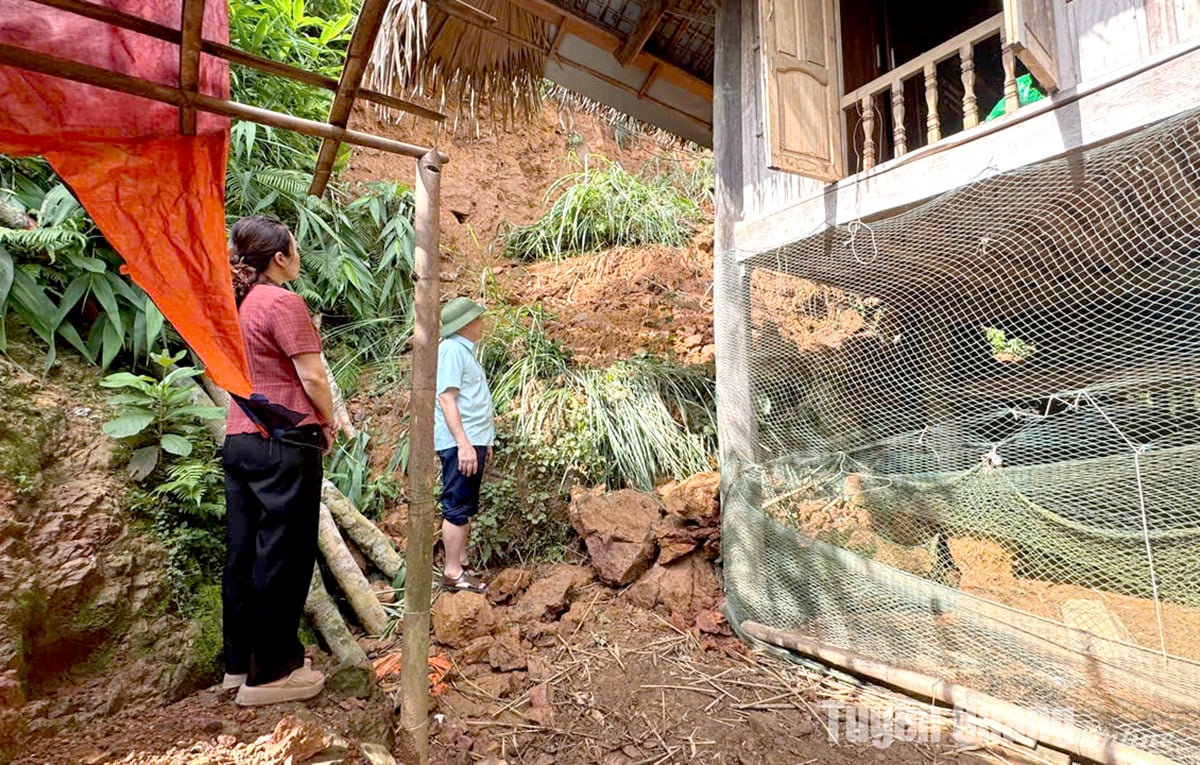 Lãnh đạo xã Tiên Yên kiểm tra nhà ở của một hộ dân bị sạt lở.
