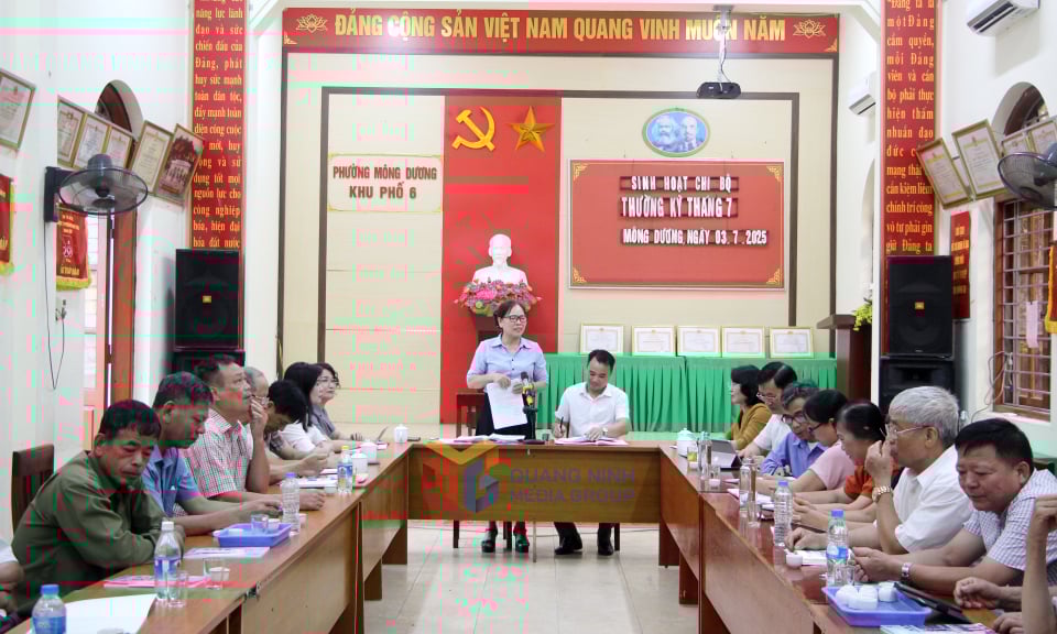 Quang cảnh buổi sinh hoạt chi bộ khu phố 6, phường Mông Dương.