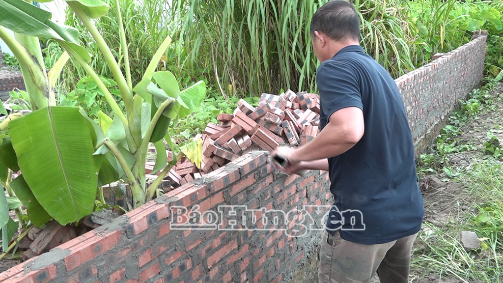 Phá dỡ tường bao xây dựng trái phép của gia đình ông Vũ Hữu Song