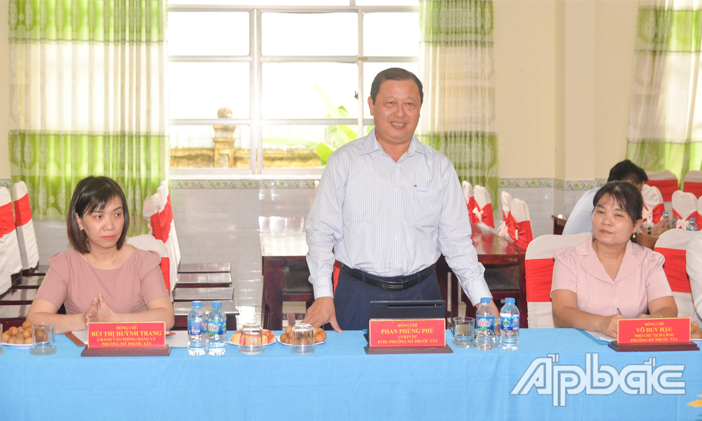Comrade Phan Phung Phu spoke at the meeting.