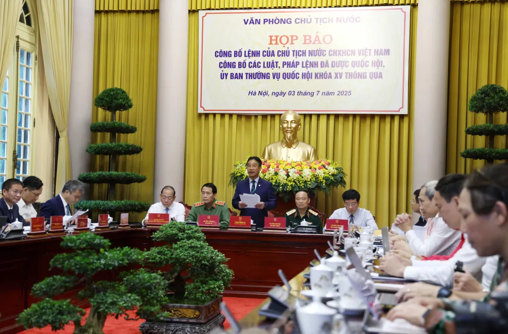 សន្និសីទសារព័ត៌មាន ដើម្បីប្រកាសអំពីសេចក្តីបង្គាប់របស់ប្រធាន ដែលប្រកាសឱ្យប្រើច្បាប់ និងបទបញ្ញត្តិដែលទើបអនុម័តដោយរដ្ឋសភានីតិកាលទី១៥ និងគណៈកម្មាធិការអចិន្ត្រៃយ៍នៃរដ្ឋសភា។ រូបថត៖ VIET Chung ។