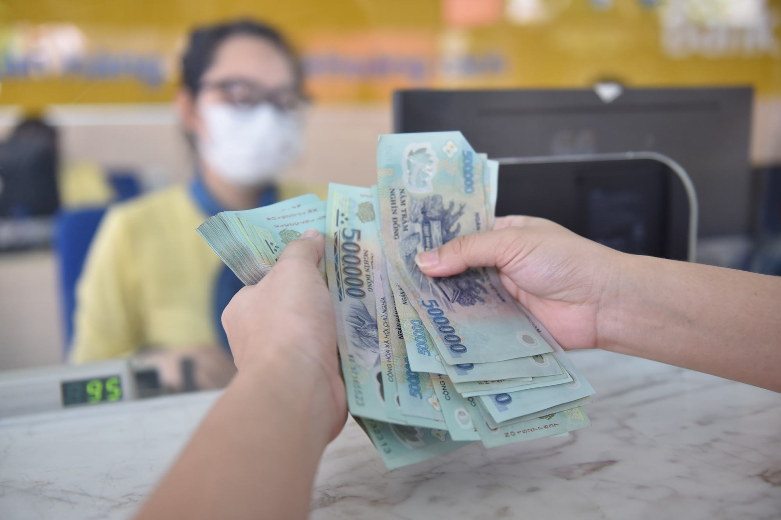 Lãi suất liên ngân hàng vọt lên 645 doanh nghiệp thấp thỏm lo chi phí vốn tăng vọt
