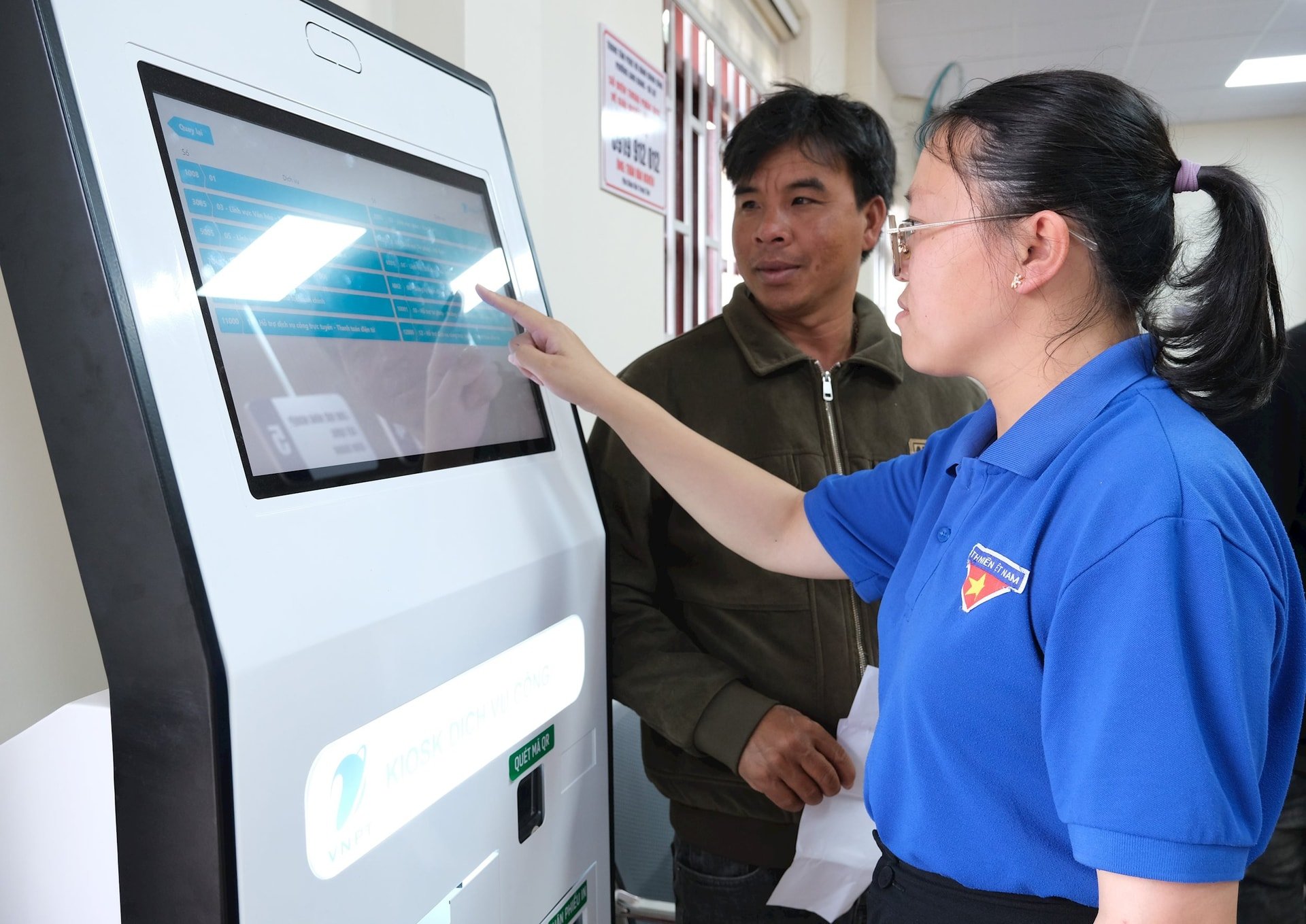 Đoàn viên, thanh niên hỗ trợ người dân lấy số thứ tự tại Kios theo danh mục thủ tục hành chính cần thực hiện