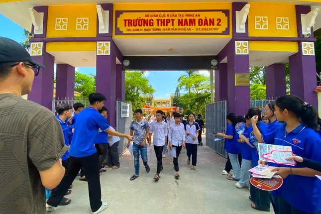 នាយកសាលានិយាយអំពី 2.5 ពិន្ទុក្នុង 3 មុខវិជ្ជាសម្រាប់ការចូលរៀនថ្នាក់ទី 10 រូបថត 1