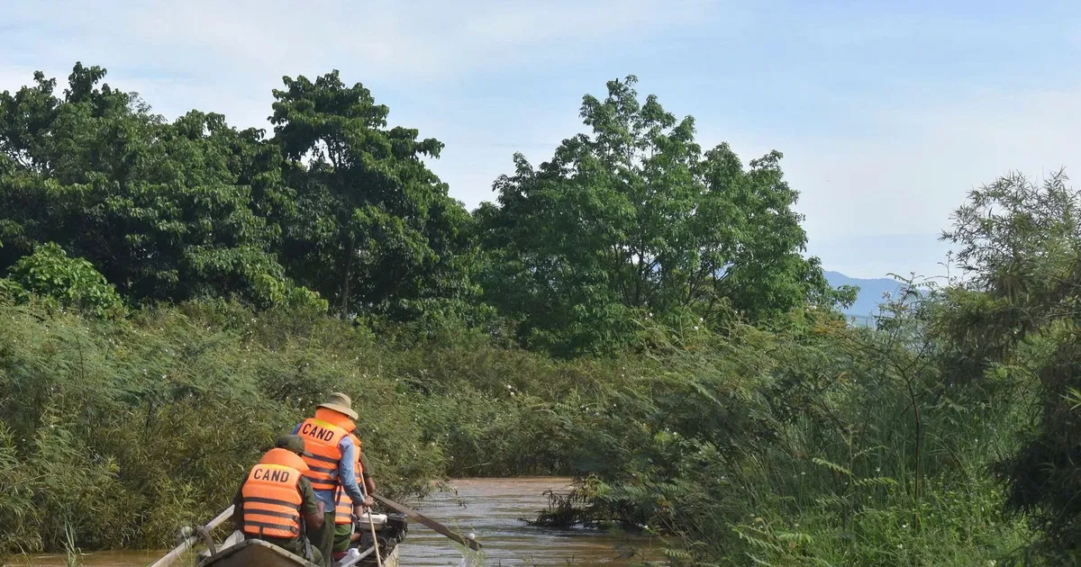Quang Ngai: A woman was swept away by water and went missing while trying to cross a spillway.