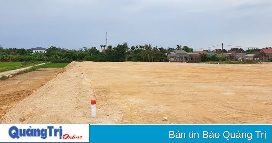 Handing over resettlement land to 6 households in Trieu Binh
