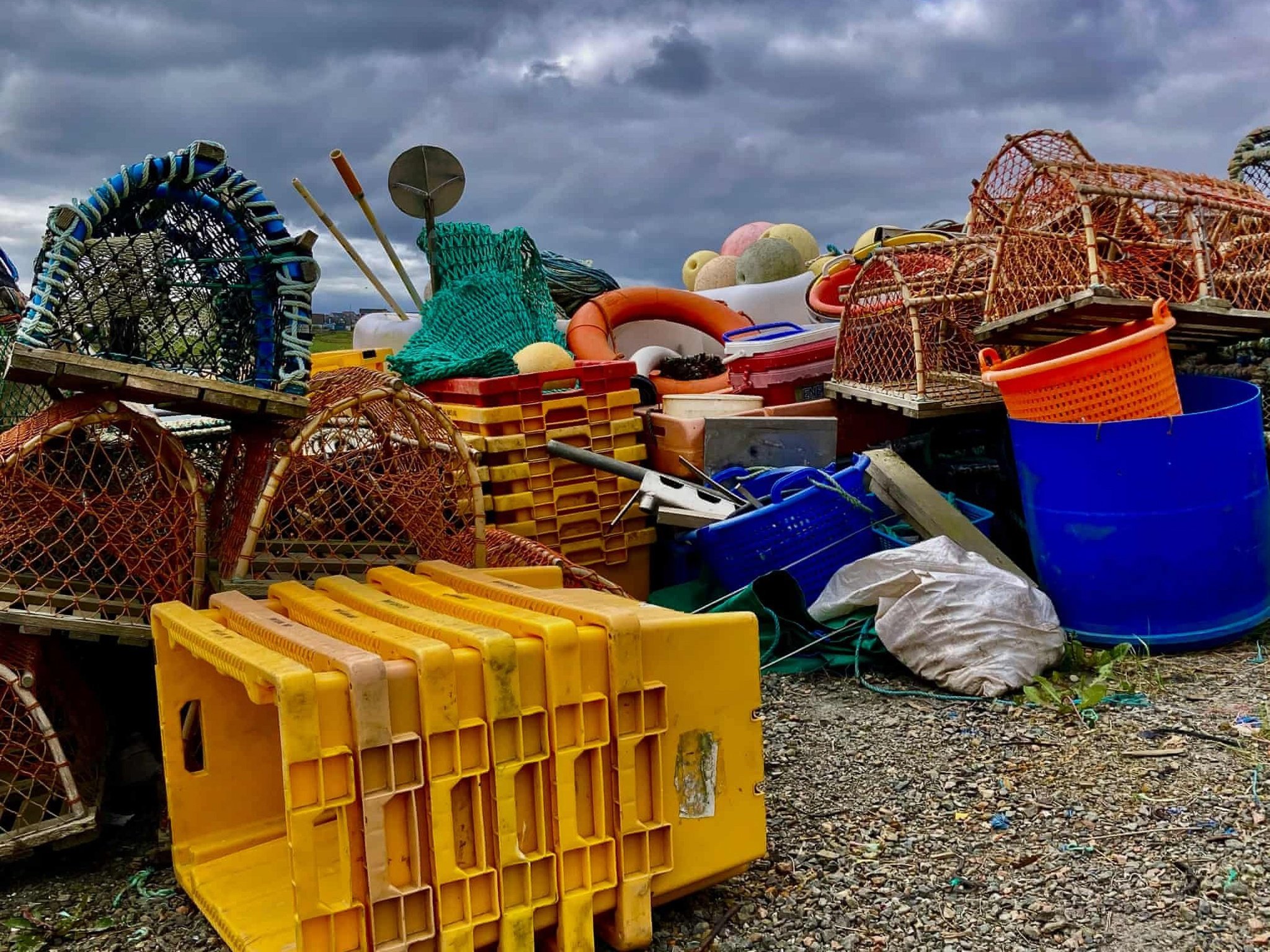 &quot;Trong lúc chờ phà đưa chúng tôi ra đảo Out Skerries (Anh), tôi bắt gặp một đống vật dụng đầy màu sắc được ngư dân địa phương chất đống bên bờ. Nhìn cảnh đó, tôi nghĩ nếu đặt chúng trong một phòng trưng bày nghệ thuật, có lẽ cũng chẳng hề lạc lõng&quot;. Ảnh: Lynne Falconer.