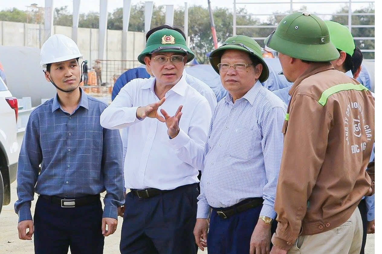 chủ tich mừoi thực địa