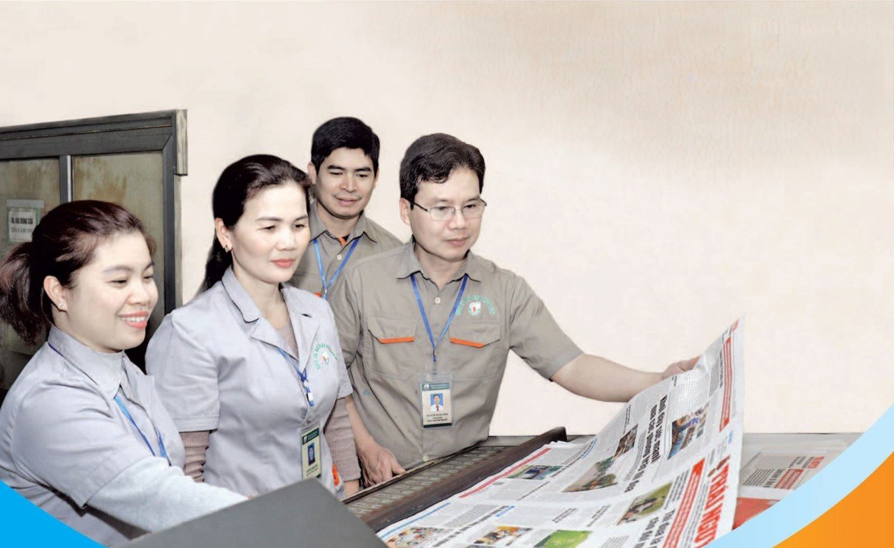 In ấn các ấn phẩm báo chí tại Nhà in Báo và Phát thanh, Truyền hình Thái Nguyên (ảnh: T.L).