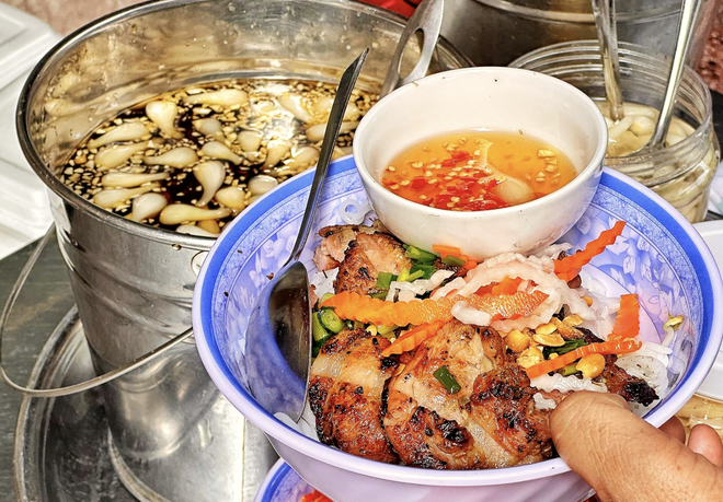 Phường Bến Thành có bún vỉa hè 'mắc nhất TP.HCM', Phở 2000 tổng thống Mỹ ghé ăn - Ảnh 4.