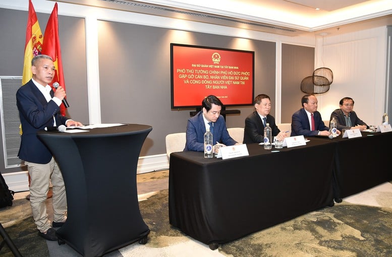 Phó Thủ tướng Hồ Đức Phớc và Đoàn công tác cùng Đại sứ Đoàn Thanh Song lắng nghe và giải đáp các kiến nghị của cộng đồng - Ảnh: VGP/Trần Mạnh