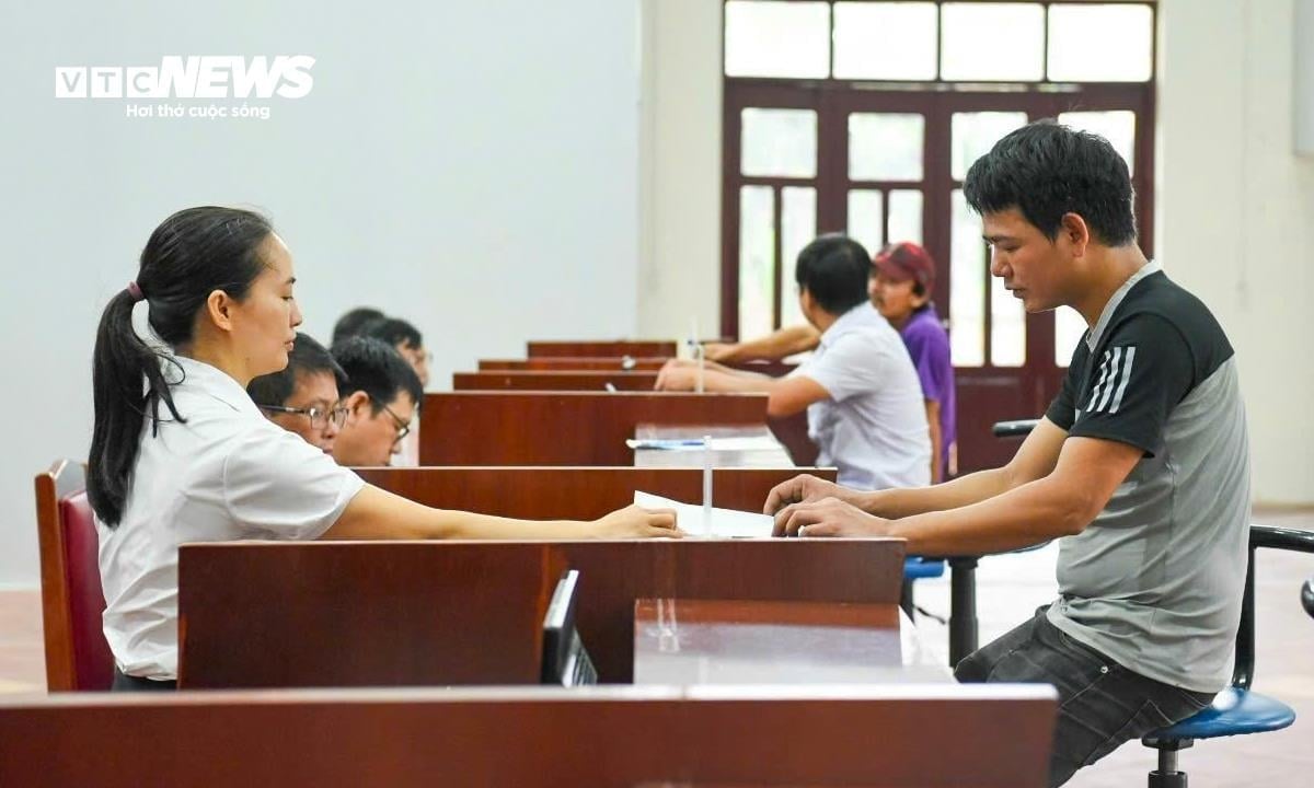 Công chức tại Trung tâm Hành chính công phường Hạp Lĩnh (tỉnh Bắc Ninh) hỗ trợ người dân giải quyết thủ tục hành chính. (Ảnh: Văn Chương)