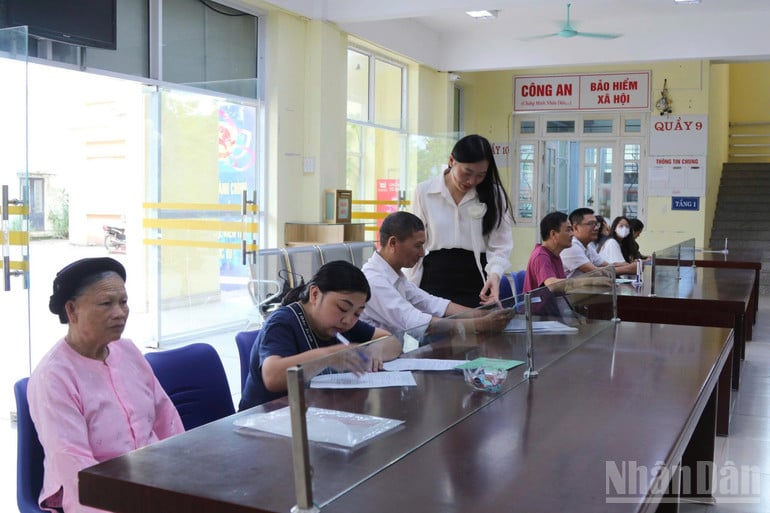 ndo_br_nguoi-dan-duoc-huong-dan-lam-tthc-tai-phuong-ky-lua-2.jpg