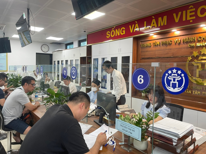 Thời gian thực hiện các giao dịch hành chính công của người dân nhanh hơn sau khi áp dụng hệ thống mới. (Ảnh: Đỗ Huệ)