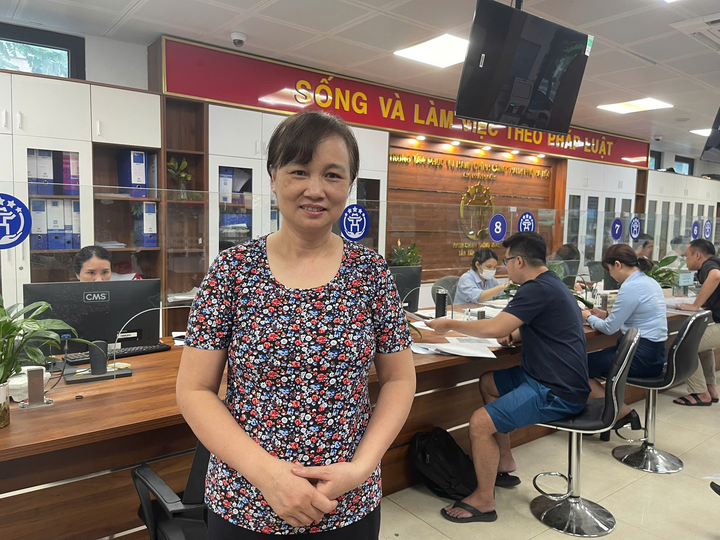 Bà Luyện Thị Hằng (phường Ngọc Hà) chia sẻ tại Trung tâm phục vụ hành chính công TP.Hà Nội, chi nhánh số 3 sáng ngày 2/7, sau khi thực hiện các thủ tục hành chính về thuế đất. (Ảnh: Đỗ Huệ)