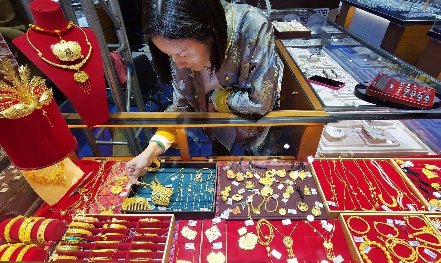 Giá vàng chiều nay 3 7 2025 Vàng trong nước xuyên thủng đỉnh 121 triệu, vàng thế giới kẹt ở 3300 USD