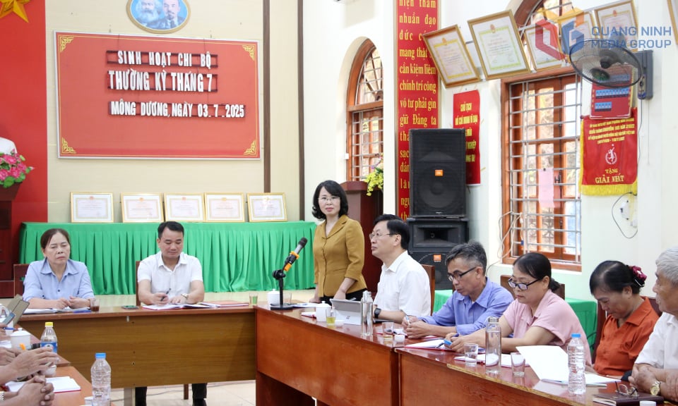 Đồng chí Trịnh Thị Minh Thanh, Phó Bí thư Thường trực Tỉnh ủy, Chủ tịch HĐND tỉnh, phát biểu tại buổi sinh hoạt chi bộ thường kỳ tháng 6 Chi bộ khu phố 6, phường Mông Dương.