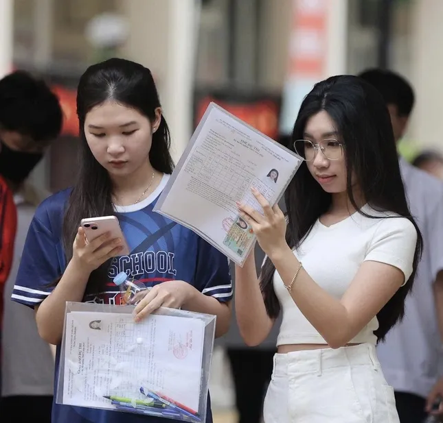 Đề thi tiếng Anh tốt nghiệp vừa sức với học sinh chuyên, cảnh báo gia tăng học thêm ảnh 1