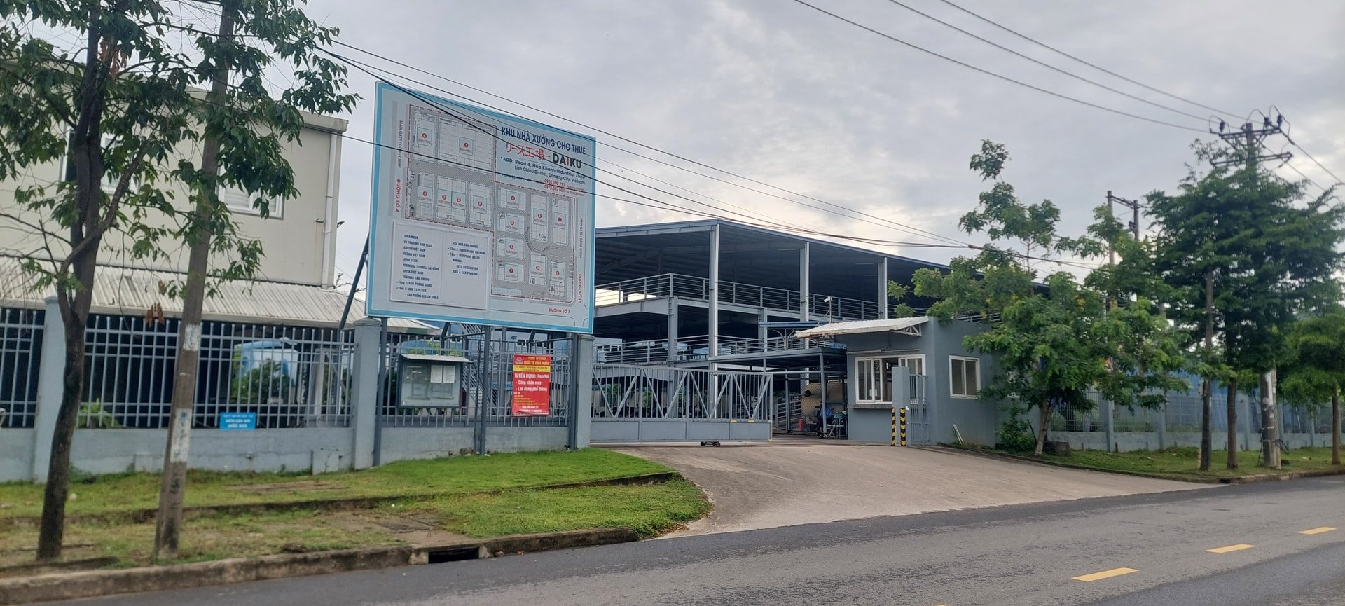 kcn Nhiều doanh nghiệp treo biển cho thuê nhà xưởng tại Khu công nghiệp Hòa Khánh.