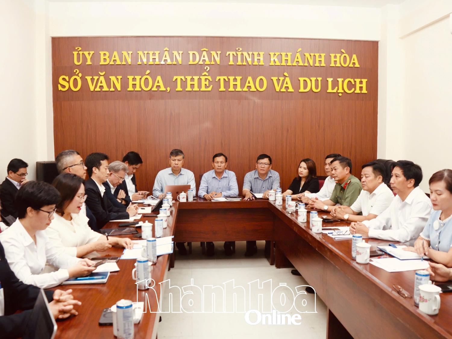 Quang cảnh buổi làm việc