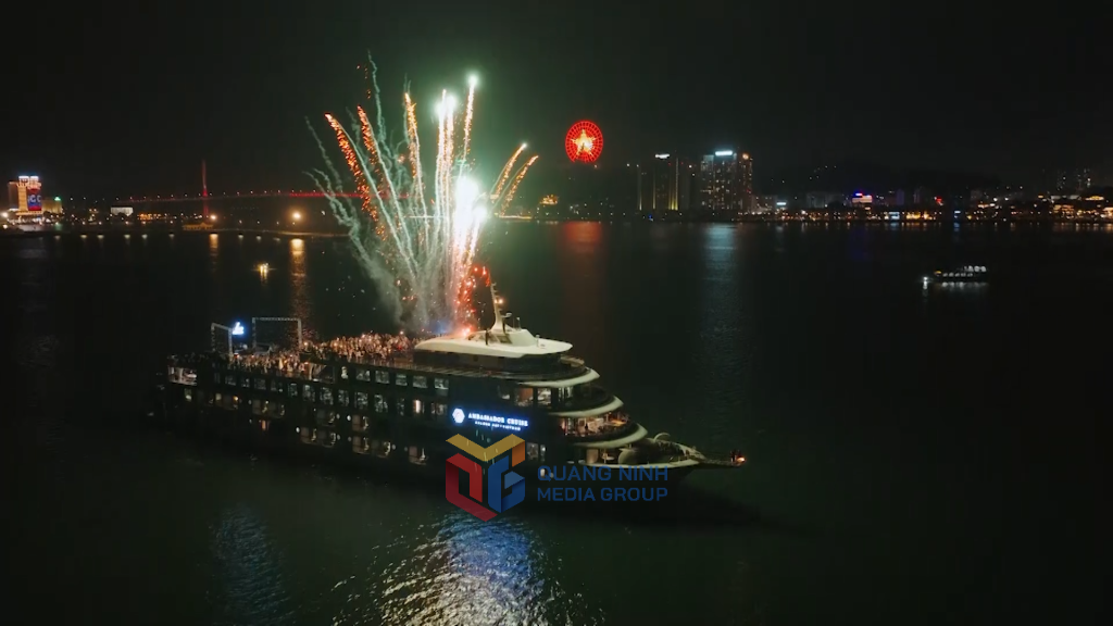 Du khách có thể trải nghiệm chương trình pháo hoa độc đáo khi thưởng thức ẩm thực trên các tàu du lịch trên Vịnh Hạ Long 