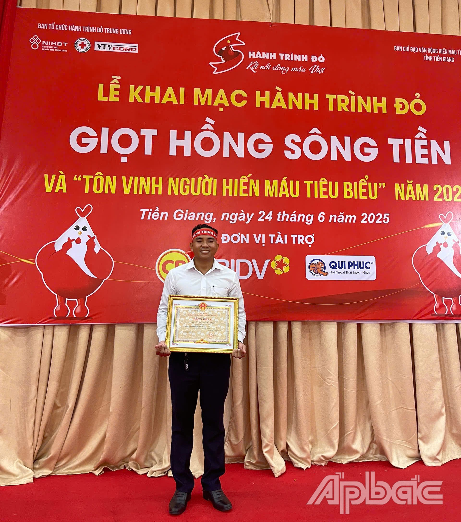លោក ទុង ត្រូវបានផ្តល់កិត្តិយសជាអ្នកបរិច្ចាគឈាមធម្មតាក្នុងឆ្នាំ ២០២៥ និងទទួលបានវិញ្ញាបនបត្របញ្ជាក់គុណតម្លៃពីគណៈកម្មាធិការប្រជាជនខេត្ត។