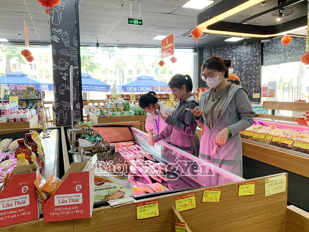 Khách hàng chọn mua các sản phẩm thịt lợn, mỡ lợn ở một siêu thị trên đường Nguyễn Văn Linh, phường Phố Hiến