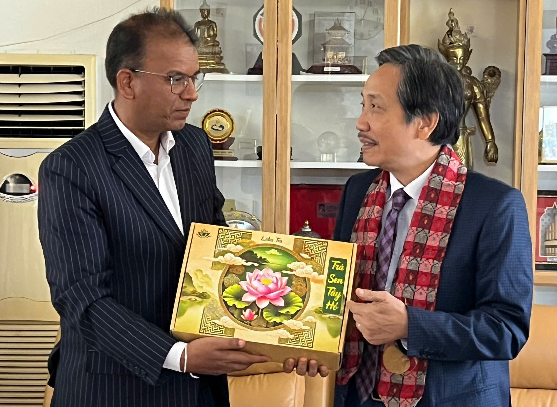TS Trần Anh Tuấn, Chủ tịch Hội hữu nghị Việt Nam - Nepal (bên phải) và ông Dhan Bahadur Oli, Đại sứ Nepal tại Thái Lan kiêm nhiệm địa bàn Việt Nam