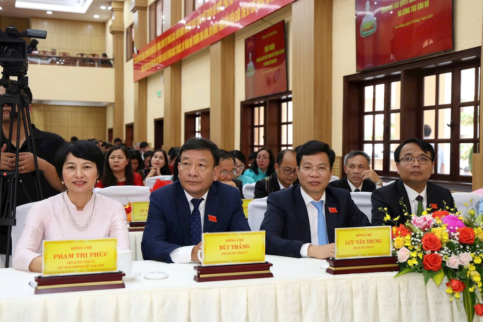 Các đồng chí lãnh đạo tỉnh tham dự kỳ họp