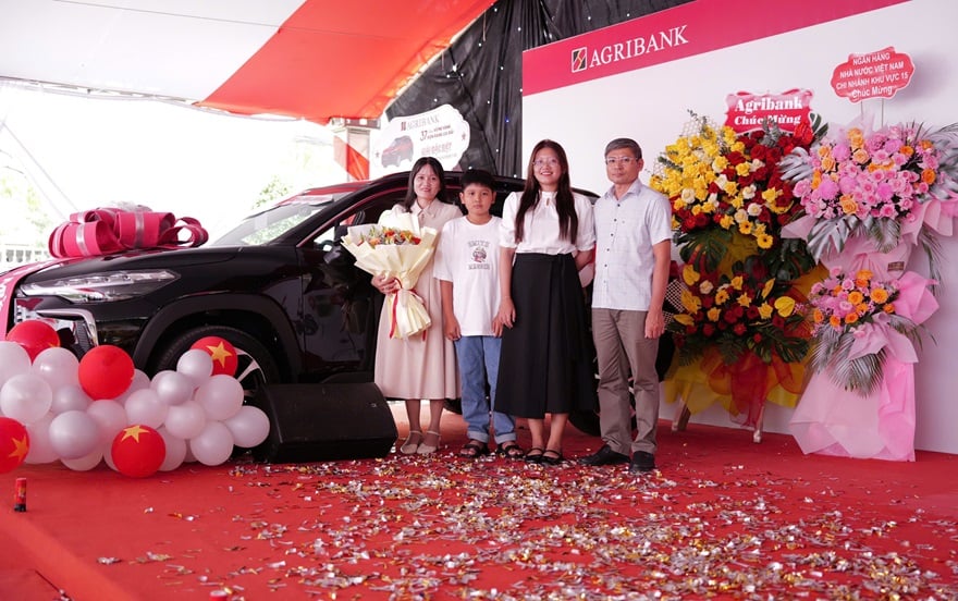 Agribank trao Giải Đặc biệt 01 ô tô cho khách hàng may mắn trong chương trình “37 năm vững vàng - Rộn ràng ưu đãi”- Ảnh 4.