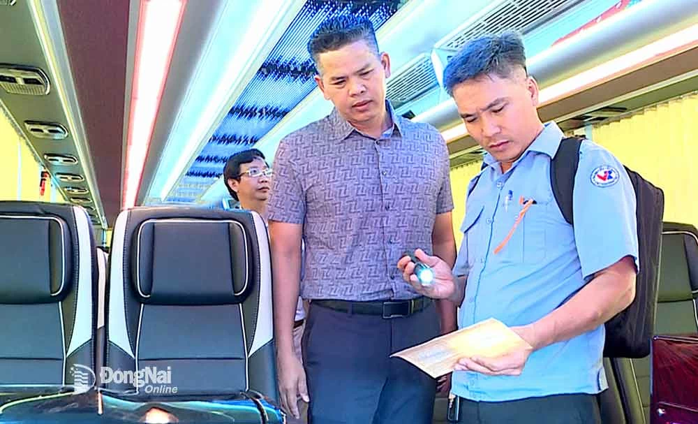 Đoàn công tác của Sở Xây dựng đi kiểm tra các phương tiện vận tải trước khi lăn bánh thực hiện nhiệm vụ đưa, đón nhân sự từ tỉnh Bình Phước (cũ) qua Đồng Nai làm việc. Ảnh: CTV