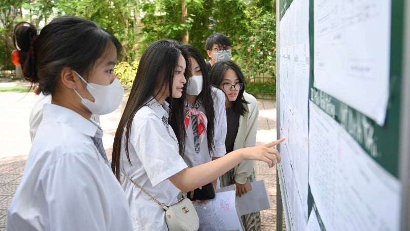 Candidates view exam room information at the exam site of Minh Khai Secondary School, Hanoi. (Photo: THE DAI)