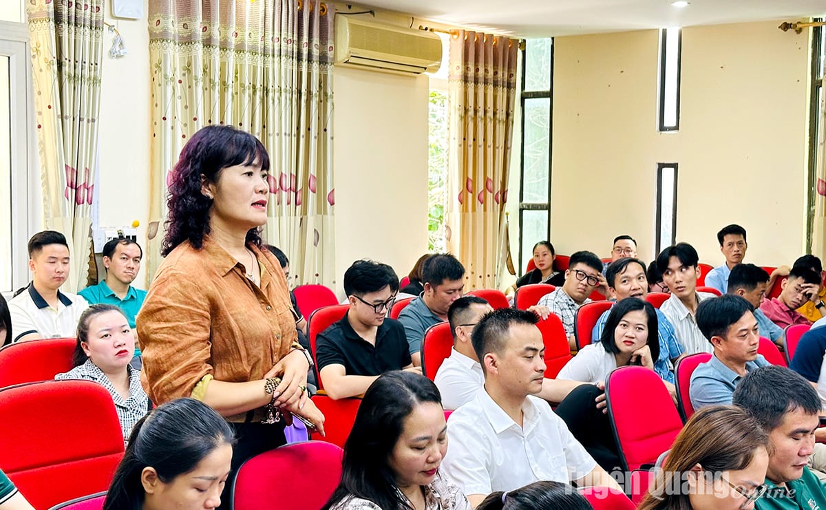Cán bộ, viên chức chia sẻ ý tưởng tại buổi làm việc.