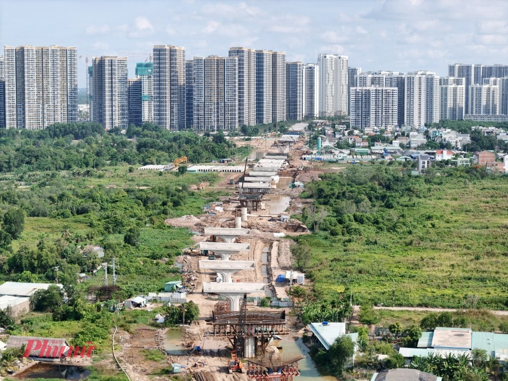 Theo Ban Quản lý dự án Đầu tư xây dựng các công trình giao thông TPHCM (Ban Giao thông), đoạn tuyến vành đai 3 qua TP Thủ Đức và các huyện Củ Chi, Hóc Môn, Bình Chánh (cũ) đang được thi công đồng loạt và sẽ được thông xe cuối tháng 12/2025.