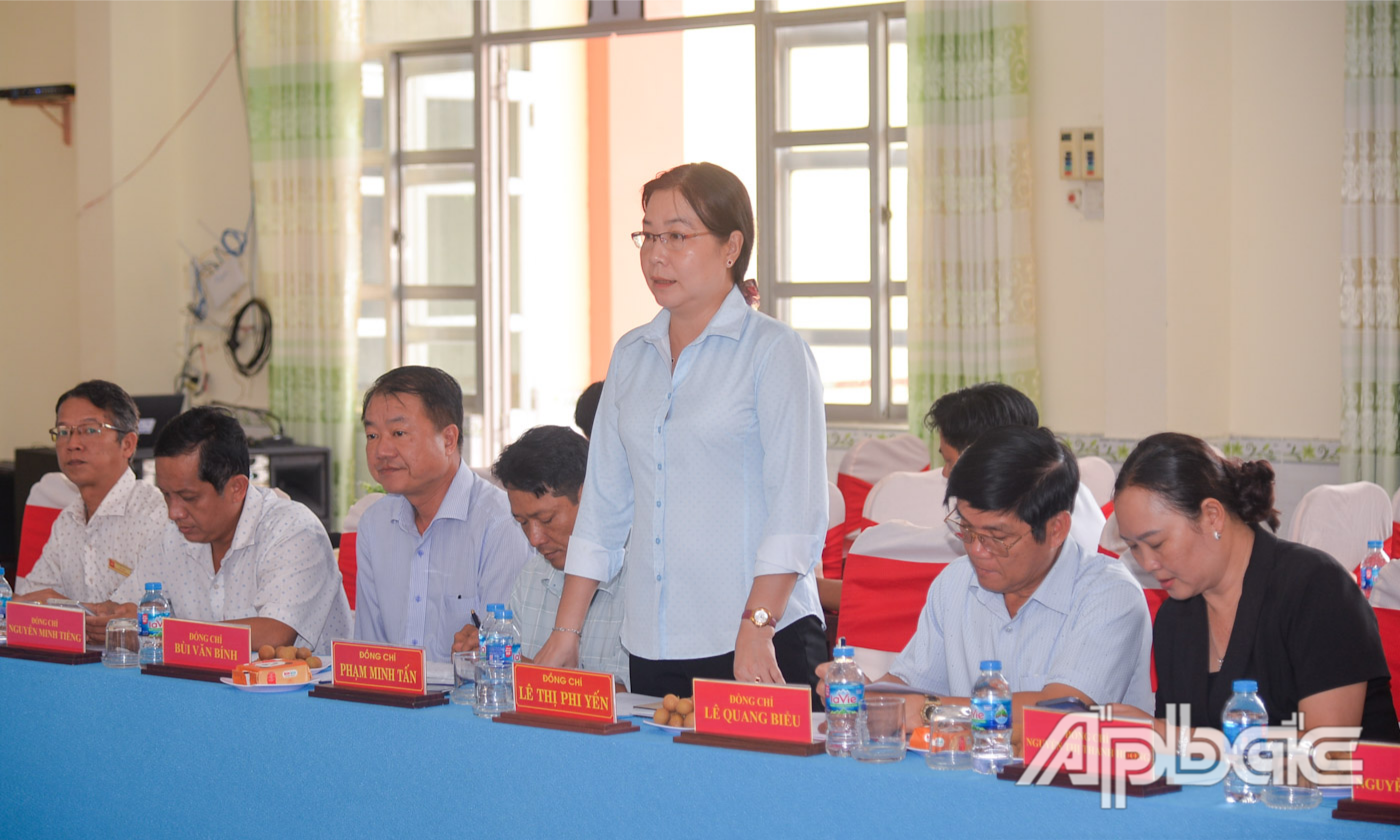 Comrade Le Thi Phi Yen, Party Secretary, Chairman of Tan Nhuan Dong Commune People's Council spoke at the meeting.