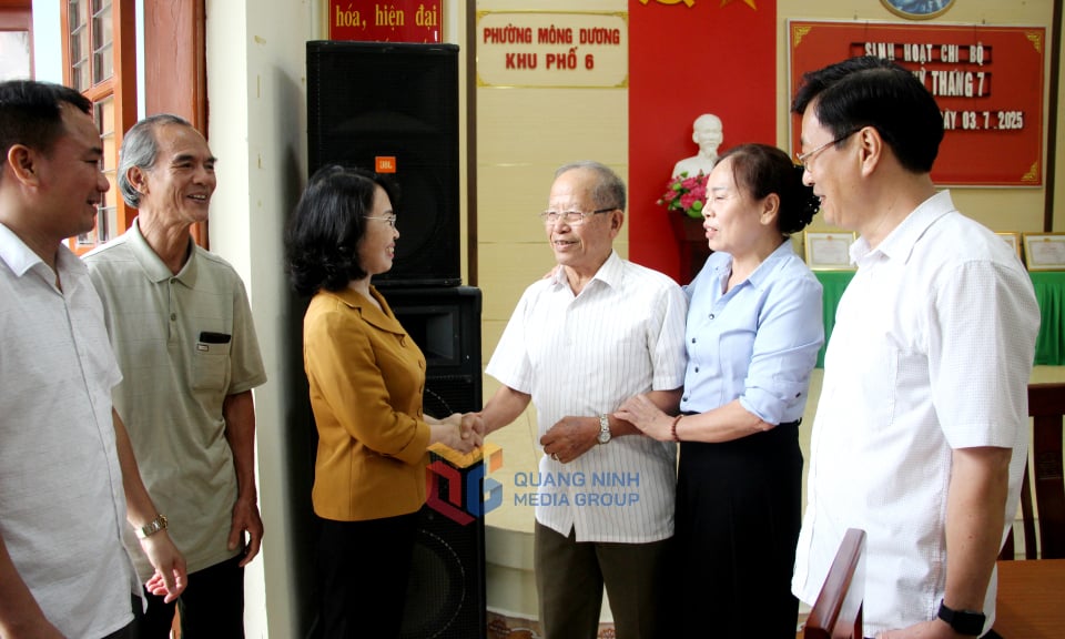 Đồng chí Trịnh Thị Minh Thanh, Phó Bí thư Thường trực Tỉnh ủy, Chủ tịch HĐND tỉnh, trao đổi cùng các đảng viên chi bộ khu phố 6, phường Mông Dương.