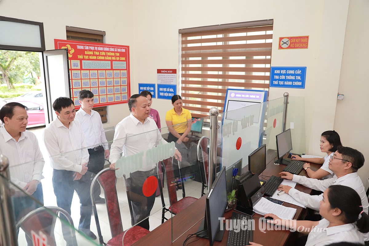 Chủ tịch UBND tỉnh Phan Huy Ngọc kiểm tra hoạt động Trung tâm Phục vụ hành chính công xã Thái Bình.