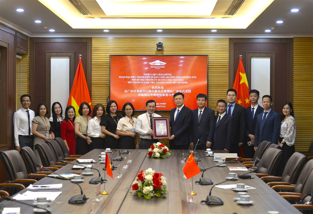 Đoàn đại biểu Thành phố Quảng Châu, Trung Quốc thăm và làm việc tại Bảo tàng Hồ Chí Minh