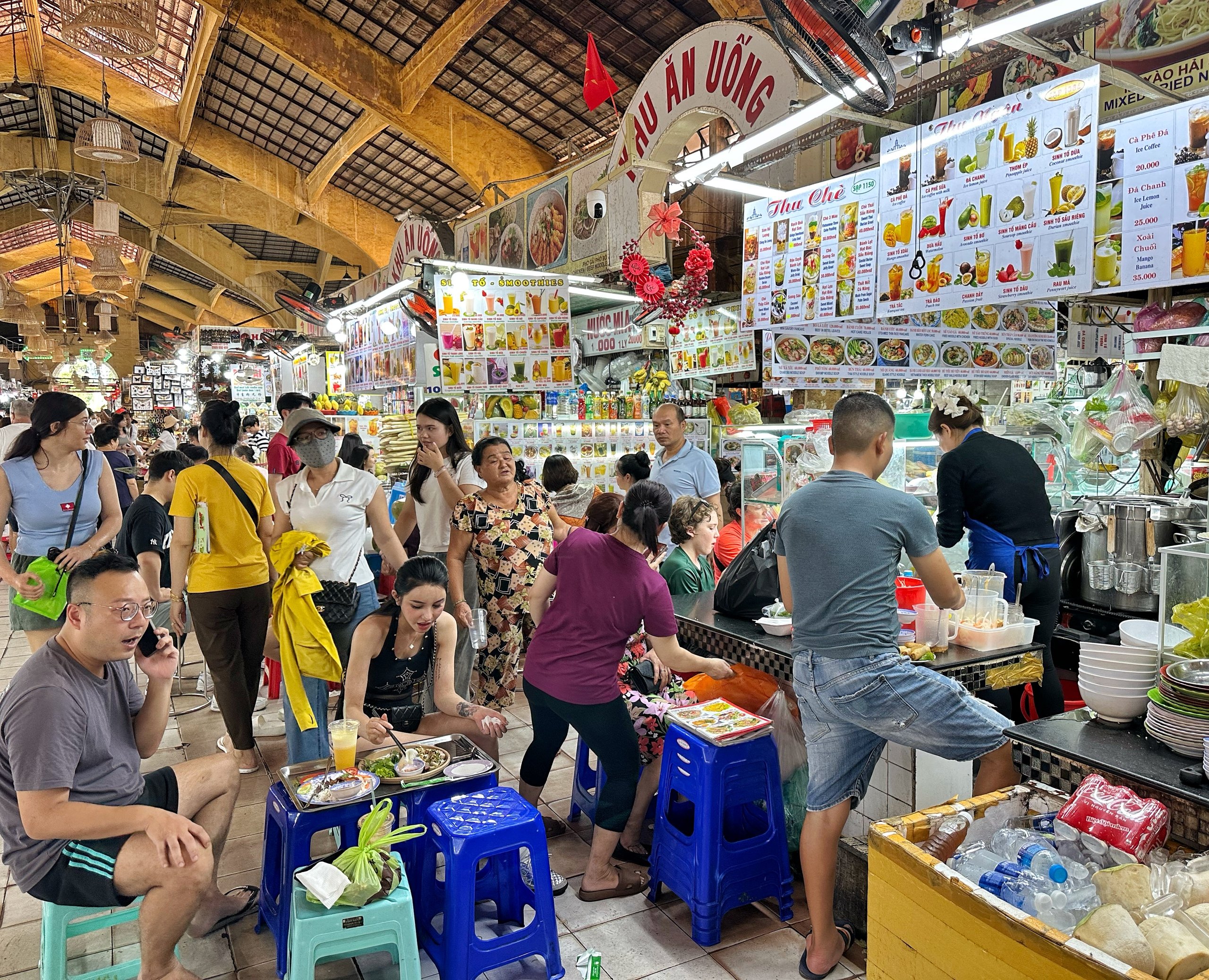 Phường Bến Thành có bún vỉa hè 'mắc nhất TP.HCM', Phở 2000 tổng thống Mỹ ghé ăn - Ảnh 1.