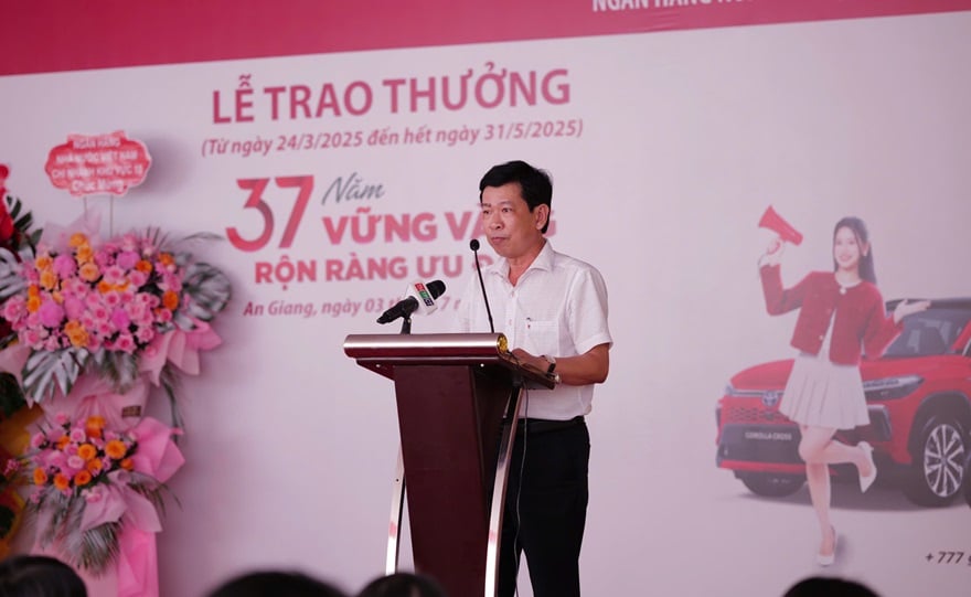 Agribank trao Giải Đặc biệt 01 ô tô cho khách hàng may mắn trong chương trình “37 năm vững vàng - Rộn ràng ưu đãi”- Ảnh 5.