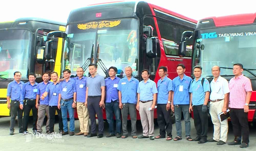 Dự kiến có khoảng 32 xe khách phục vụ đưa đón khoảng 1,4 ngàn cán bộ, công chức, viên chức, người lao động của các cơ quan, sở, ngành từ Bình Phước (cũ) qua Đồng Nai làm việc.