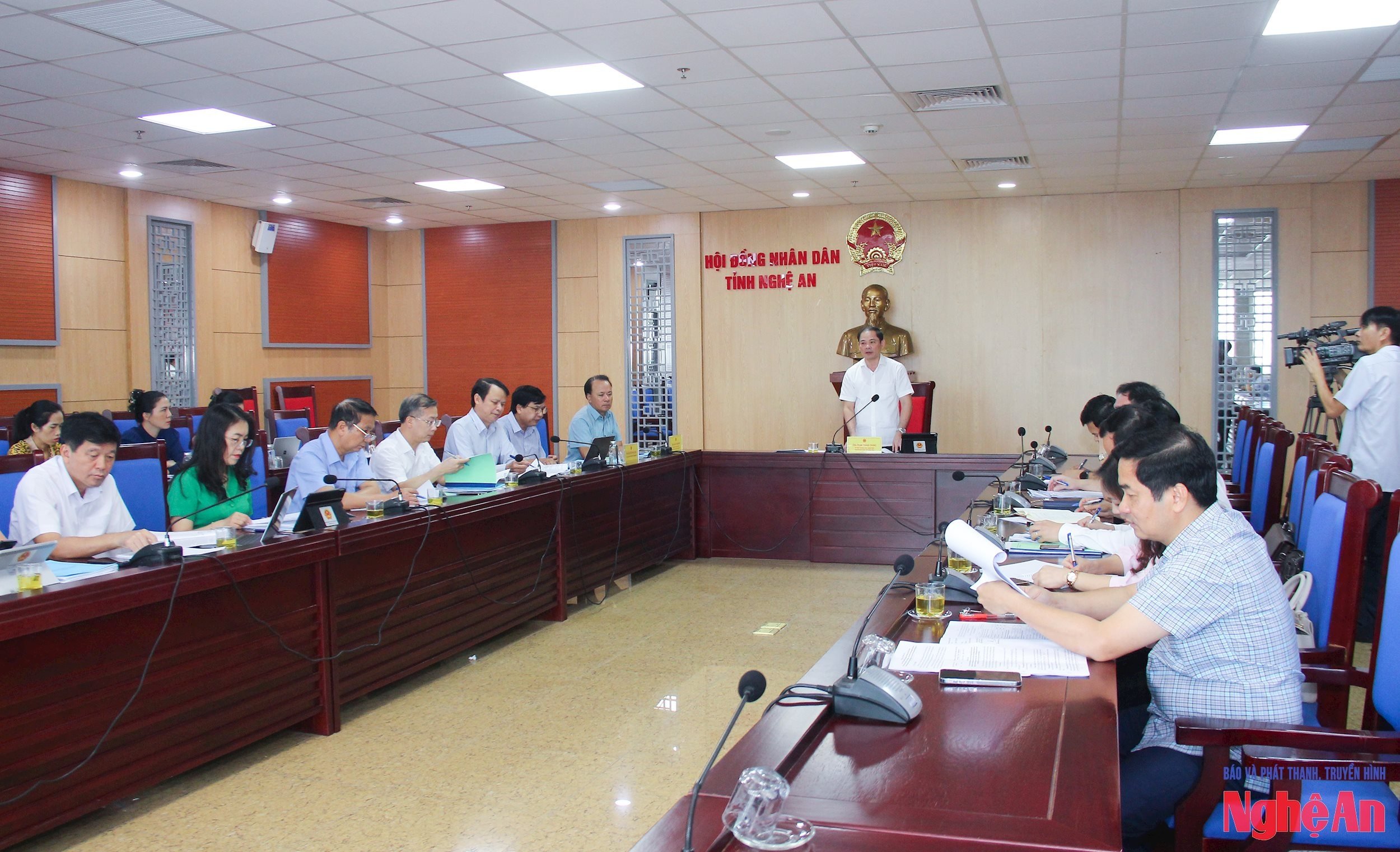  Quang cảnh cuộc họp thẩm tra. 