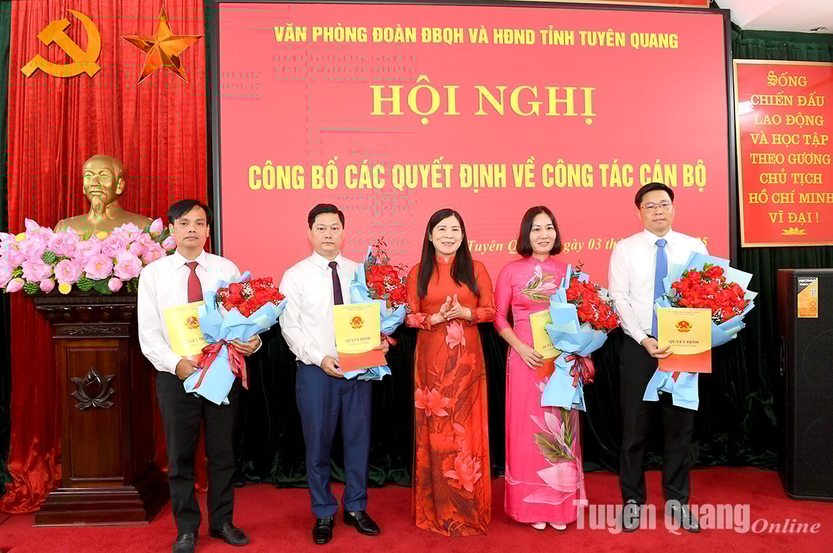 Phó Chủ tịch HĐND tỉnh Lê Thị Thanh Trà trao Quyết định và tặng hoa chúc mừng các trưởng phòng chuyên thuộc Văn phòng Đoàn ĐBQH và HĐND tỉnh.