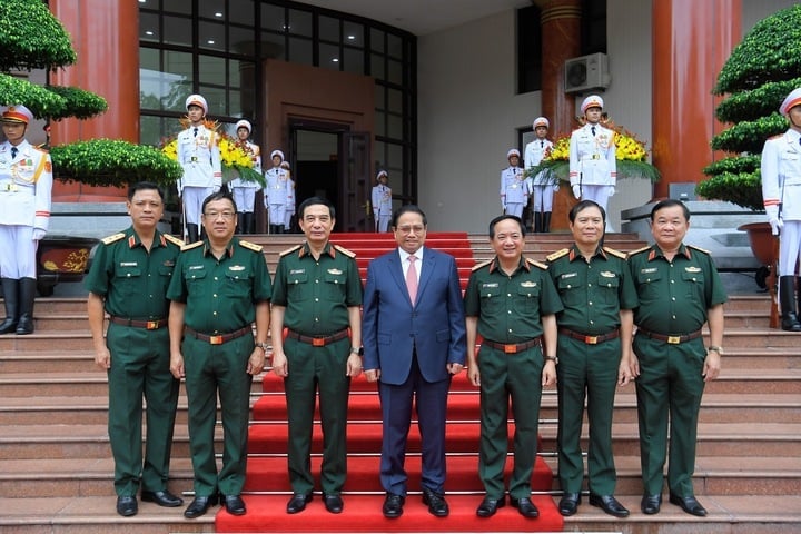 Thủ tướng Phạm Minh Chính và lãnh đạo Bộ Quốc phòng. (Ảnh: Nhật Bắc)