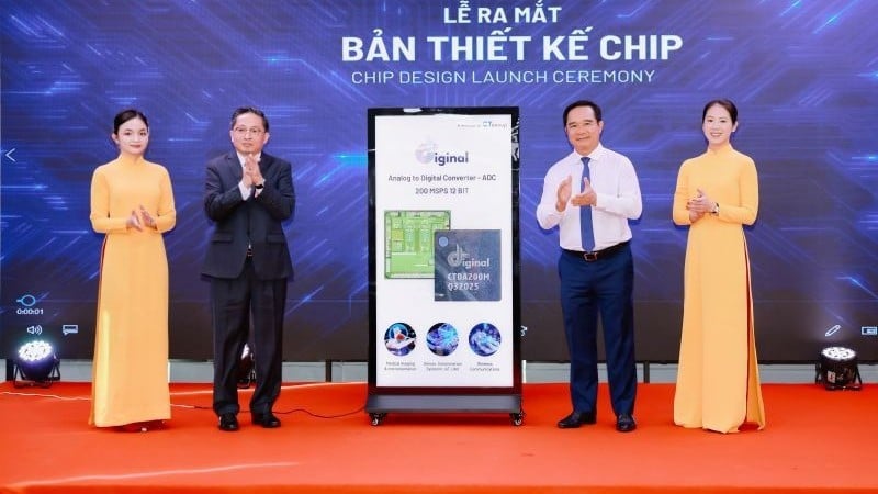 Đồng chí Nguyễn Văn Được, Ủy viên Trung ương Đảng, Phó Bí thư Thành ủy, Chủ tịch Ủy ban nhân dân Thành phố Hồ Chí Minh (bên phải) và ông Trần Kim Chung, Chủ tịch Tập Đoàn CT Group tại Lễ ra mắt bản thiết kế chip IoT của người Việt.