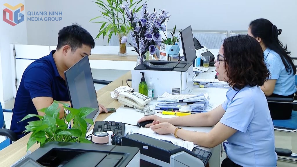 Cán bộ tiếp nhận thủ tục hành chính tại Trung tâm Phục vụ hành chính công tỉnh. Ảnh: Ngọc Trâm