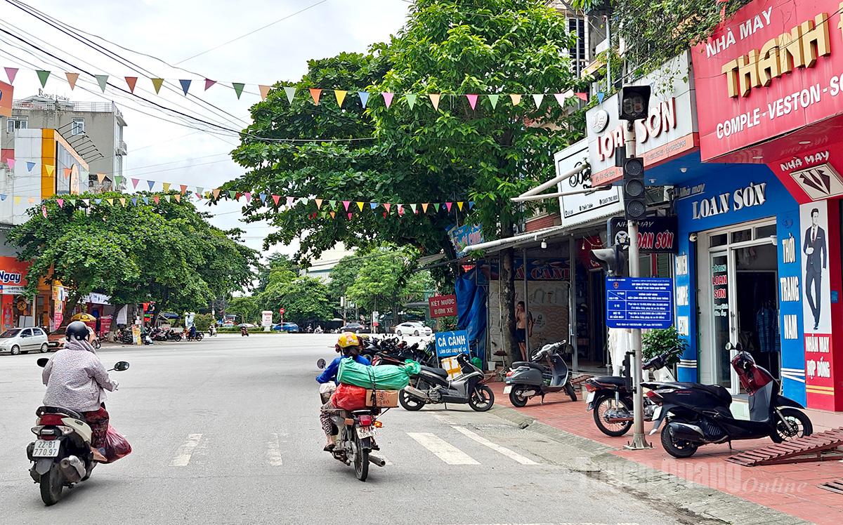 យានជំនិះដែលធ្វើចលនាដោយសេរី បង្កអសន្តិសុខនៅពេលដែលគ្មានភ្លើងសញ្ញាចរាចរណ៍នៅចំណុចផ្លូវបំបែក Minh Xuan ។